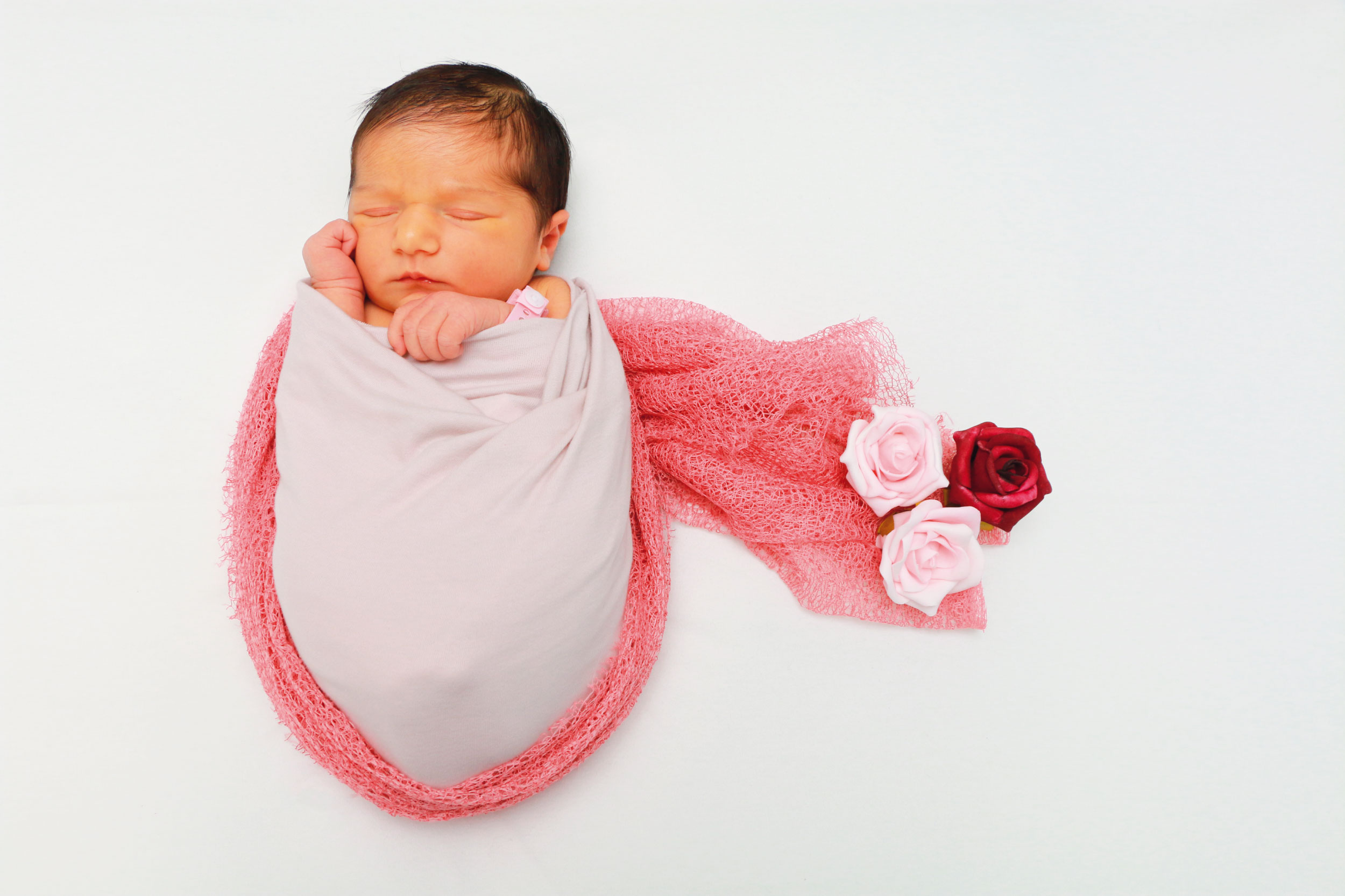 baby-portretfoto-ziekenhuis-met-haarband-fotograferen-portretfoto-baby